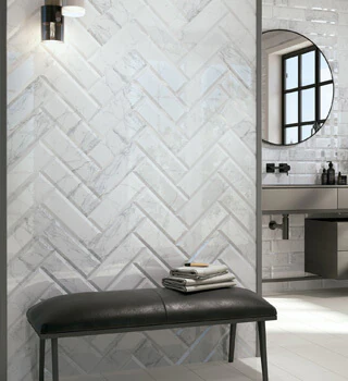 baño con azulejos marmol 10x30cm