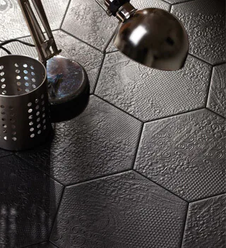Pavimento hexagonal negro con relieve 25x22