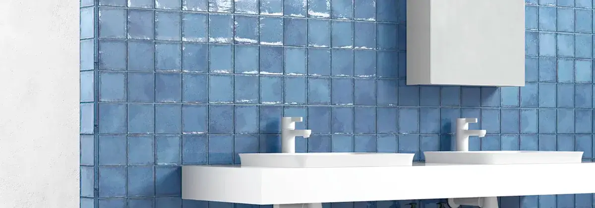 Baño con azulejo Altea color thistle blue tamaño 10x10