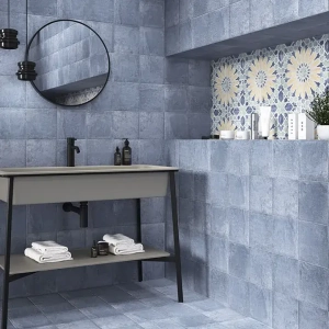 baño con azulejo carino indigo 20x20 mainzu