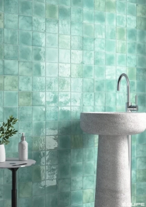 Baño con azulejo menorca aqua 10x10 equipe