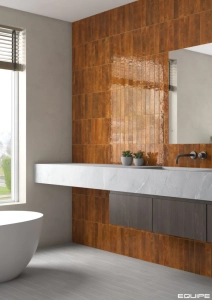 Baño con azulejo menorca rust 6,5x32,8 equipe